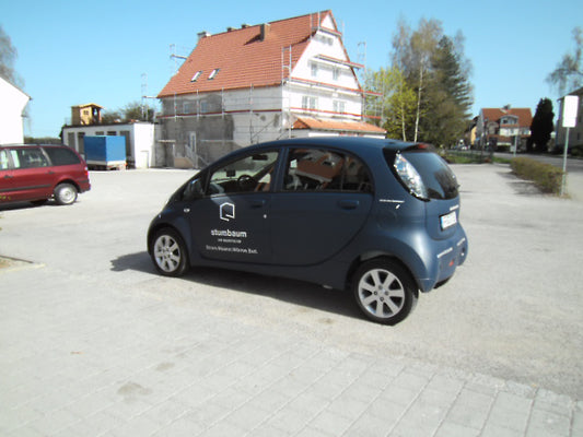 Mit Strom statt Sprit im Dienst: Stumbaum GmbH fährt eines der ersten Elektro-Autos in Deutschland